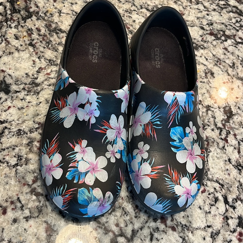 Crocs Dual Comfort Black Floral Clogs Women’s Size 7 EUC - Picture 2 of 6